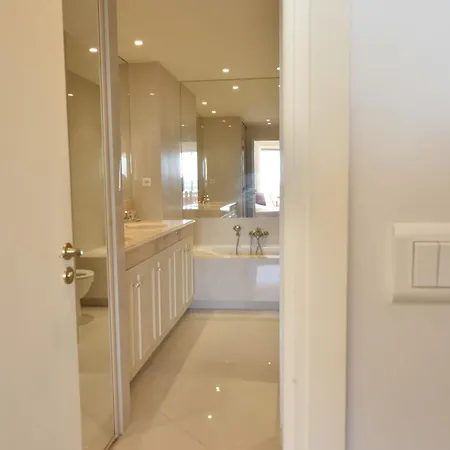 Close To Downtown Swimming Pool And Sea View Apartment