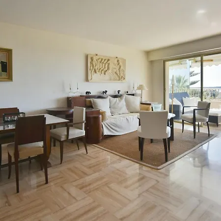 Apartment Close To Downtown Swimming Pool And Sea View