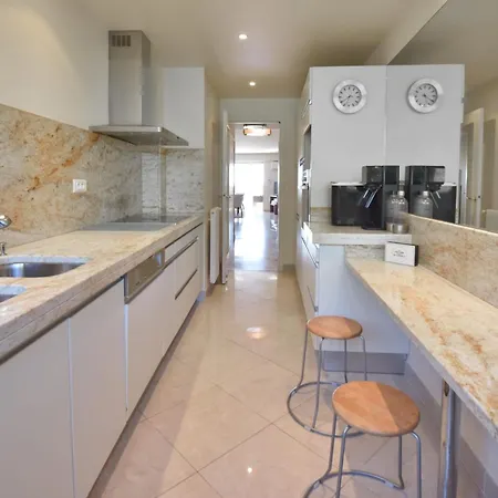 Close To Downtown Swimming Pool And Sea View Apartment