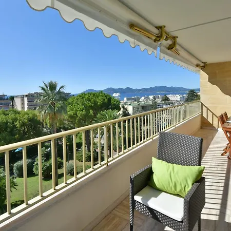 Close To Downtown Swimming Pool And Sea View